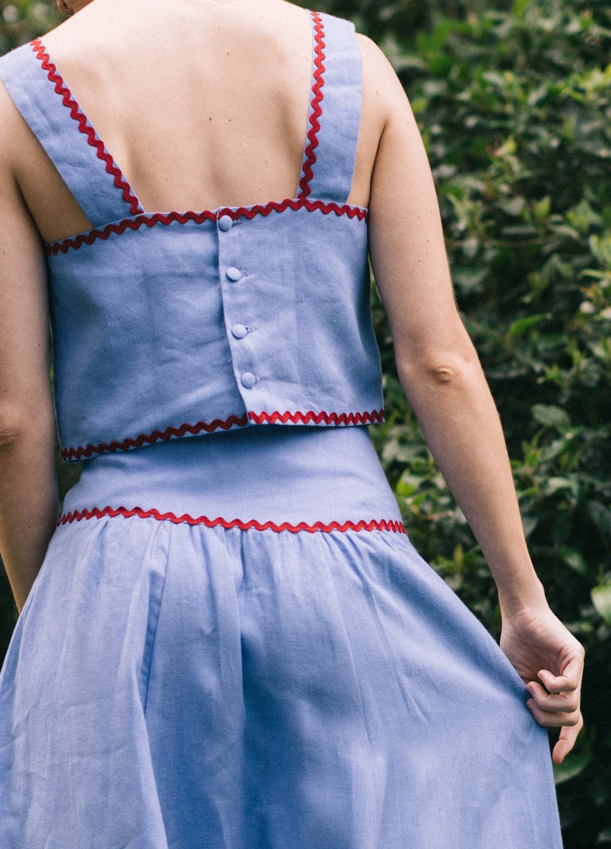 VOLANDA. Total look top y falda lino morado