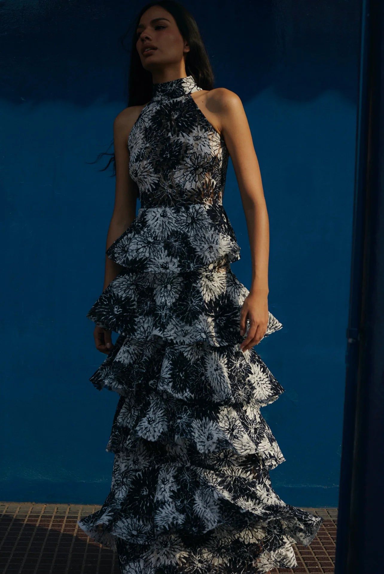 FRANCISCO ARCE. Vestido largo estampado floral y escote halter