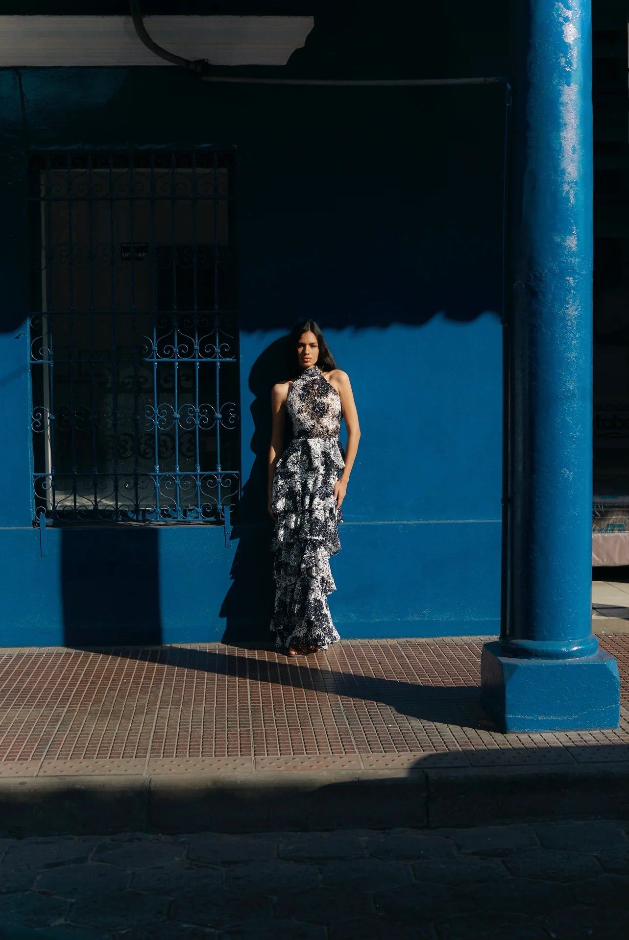 FRANCISCO ARCE. Vestido largo estampado floral y escote halter