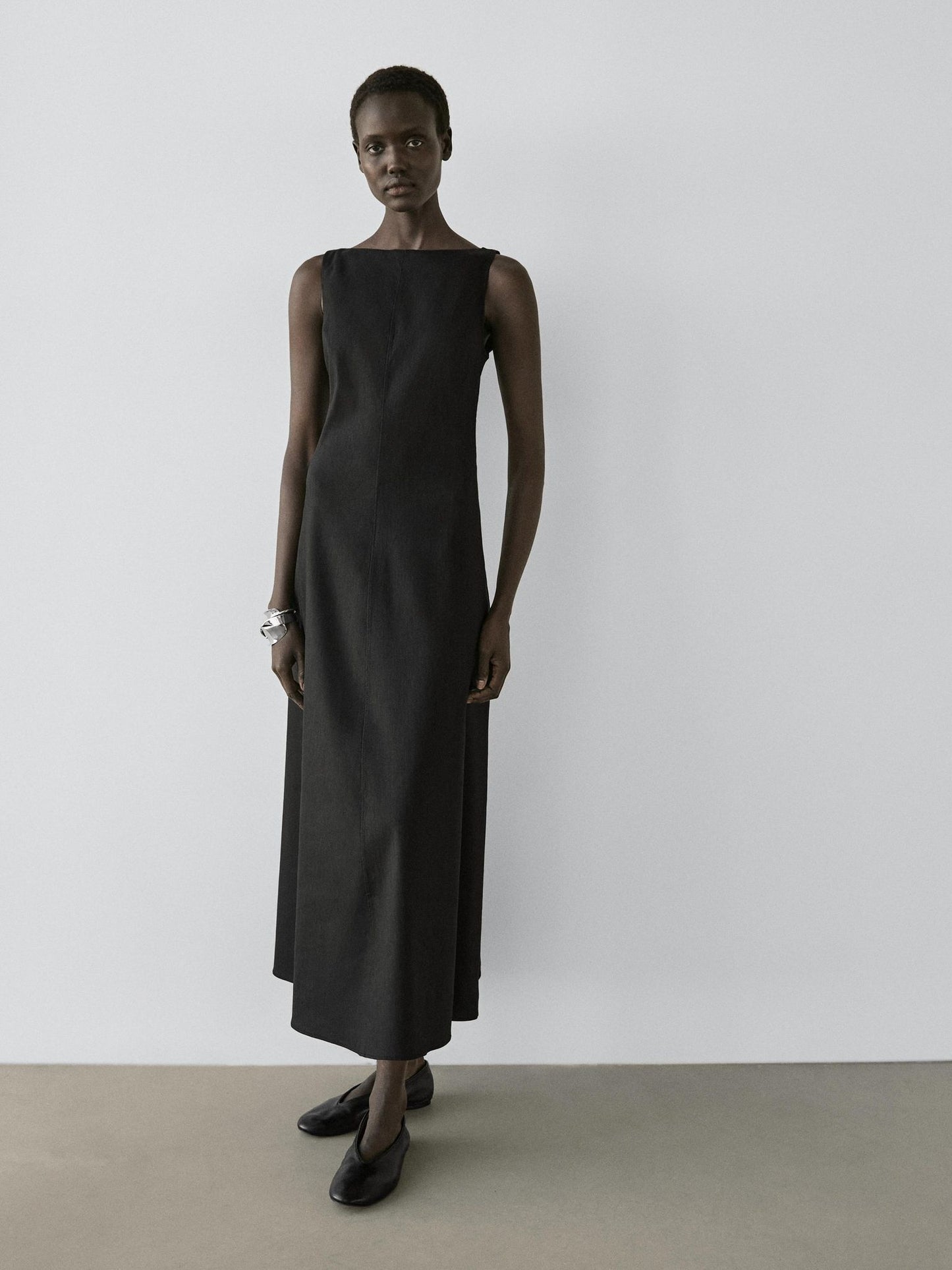 MASSIMO DUTTI. Vestido negro midi de lino