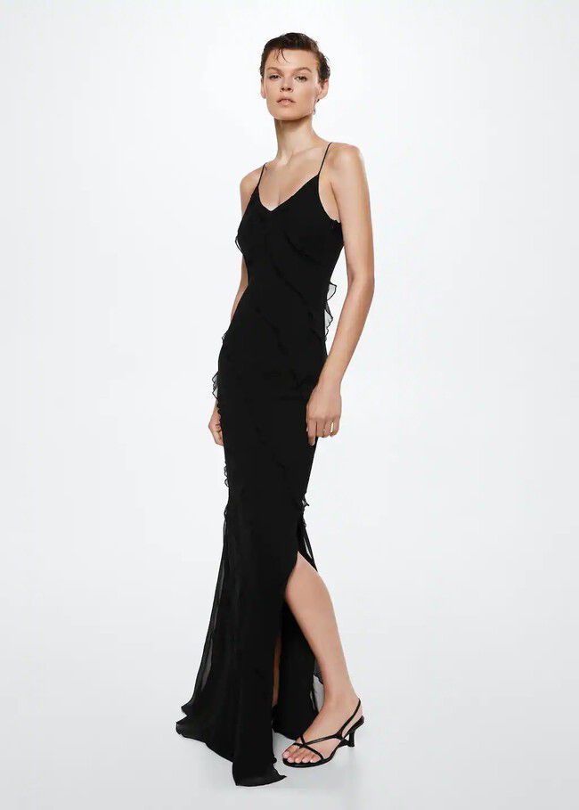 MANGO. Vestido largo negro con tirantes finos y detállele volantes