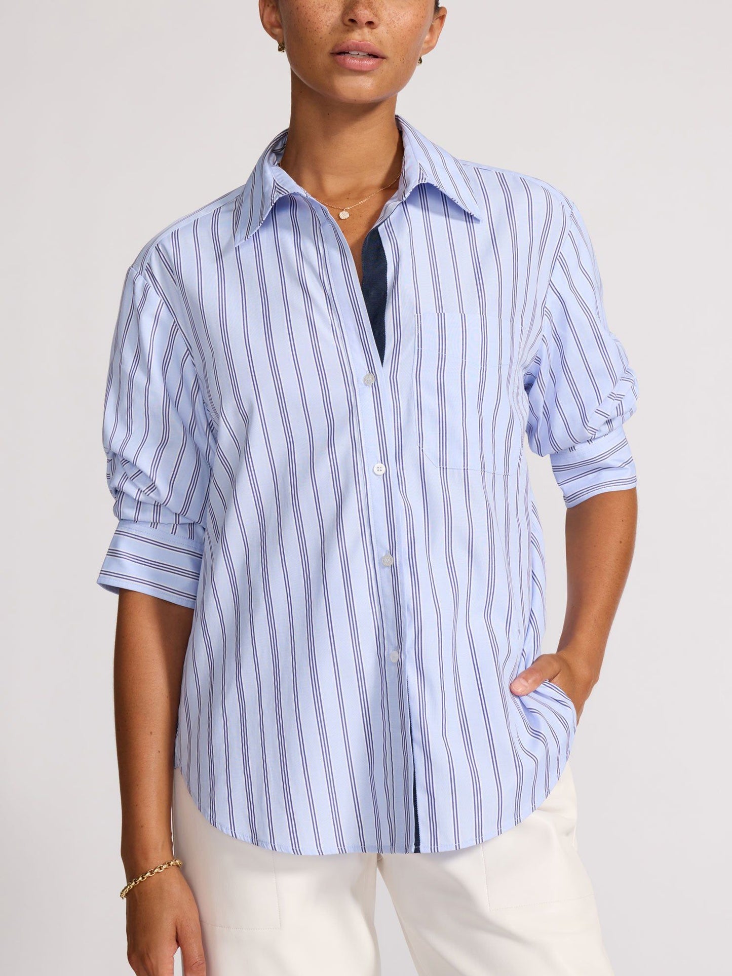 BROCHU WALKER. Camisa de rayas con detalle mangas