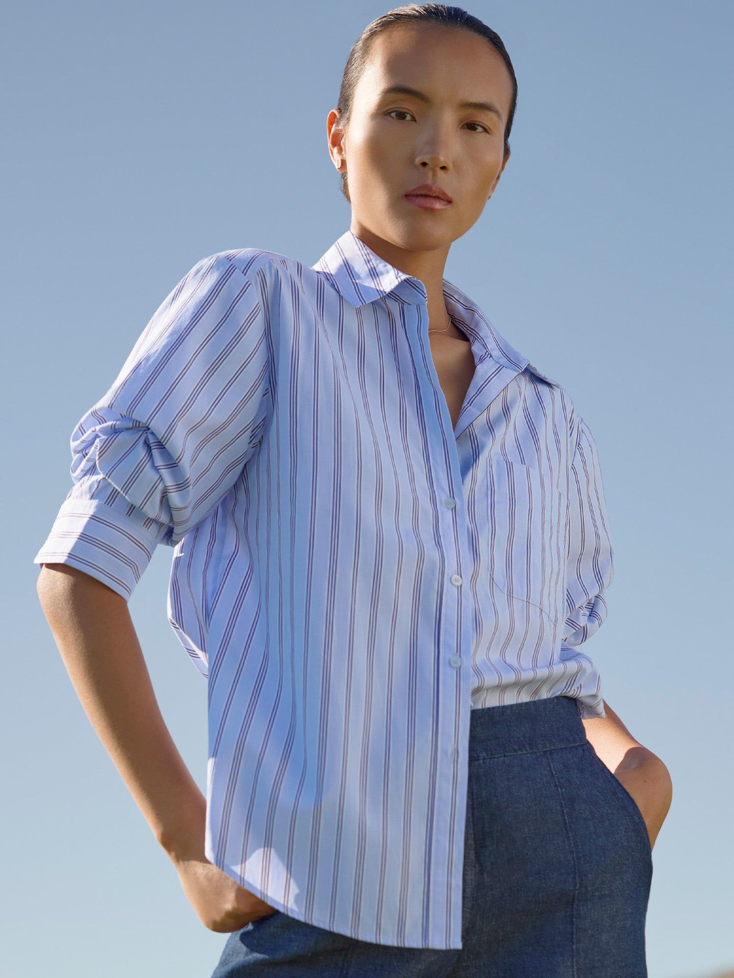 BROCHU WALKER. Camisa de rayas con detalle mangas