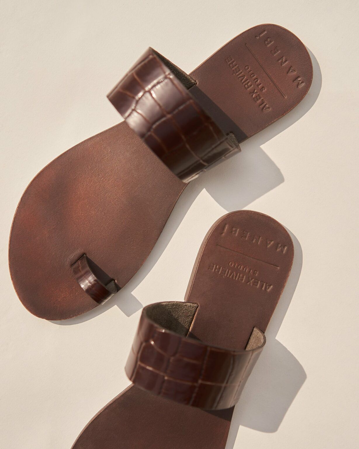 MANEBÍ. Sandalias diseño cuero con estampado
