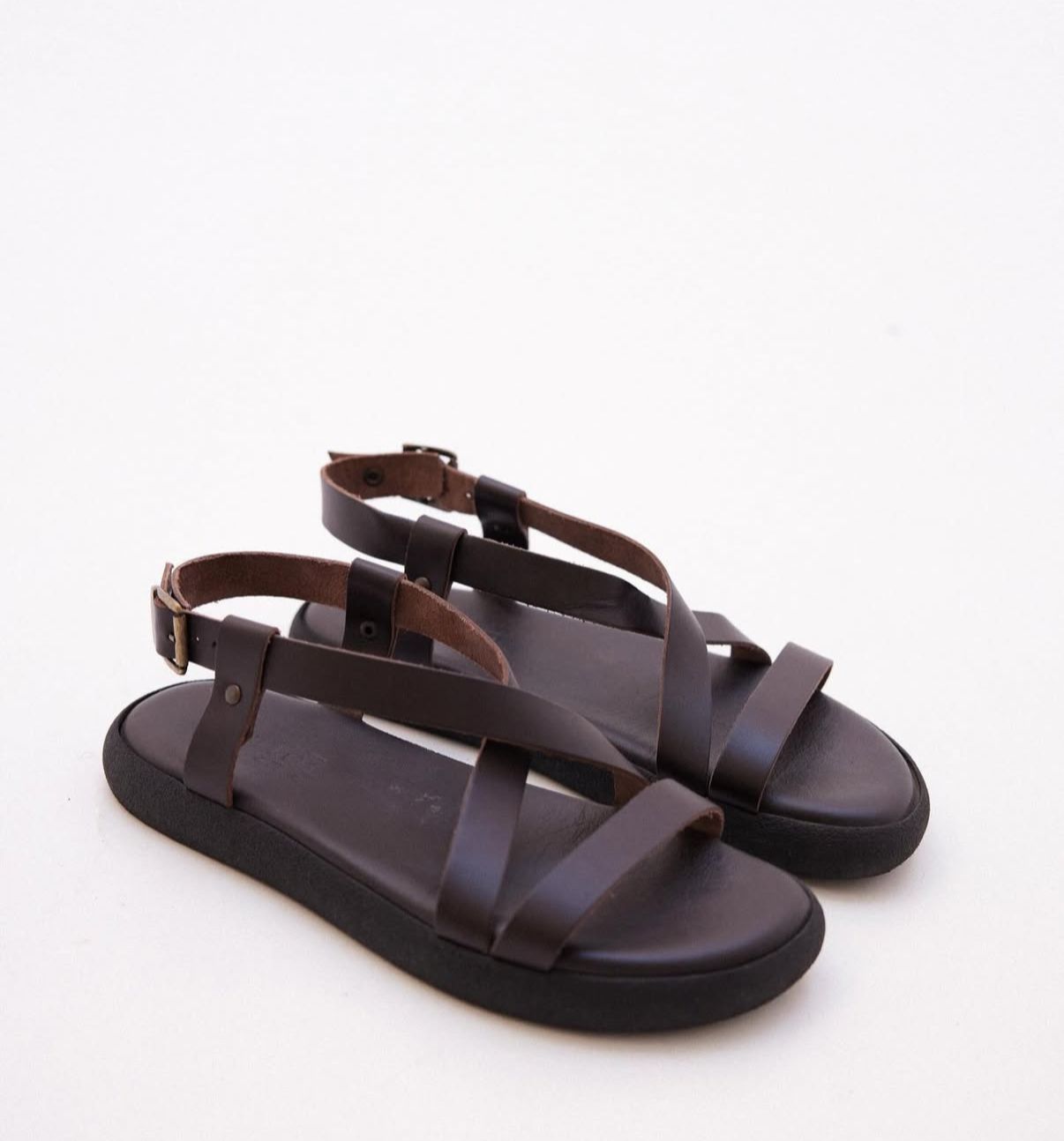 BALTEI STUDIO. Sandalias diseño cuero
