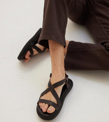 BALTEI STUDIO. Sandalias diseño cuero