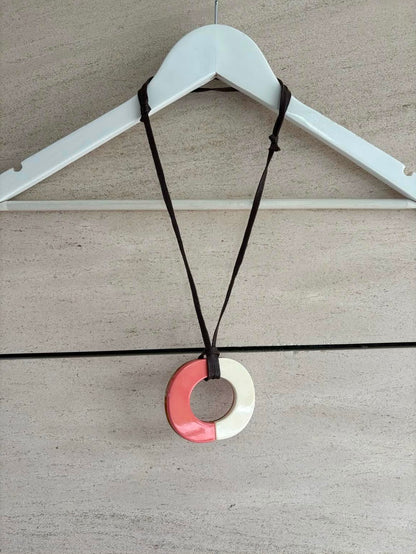 Collar cuerda cuero y colgante ovalado