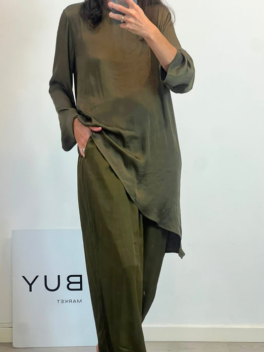 H&M. Blusa verde asimétrica
