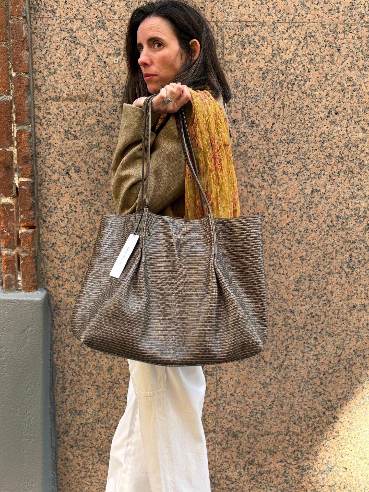 NINA RICCI. Bolso piel verde oliva