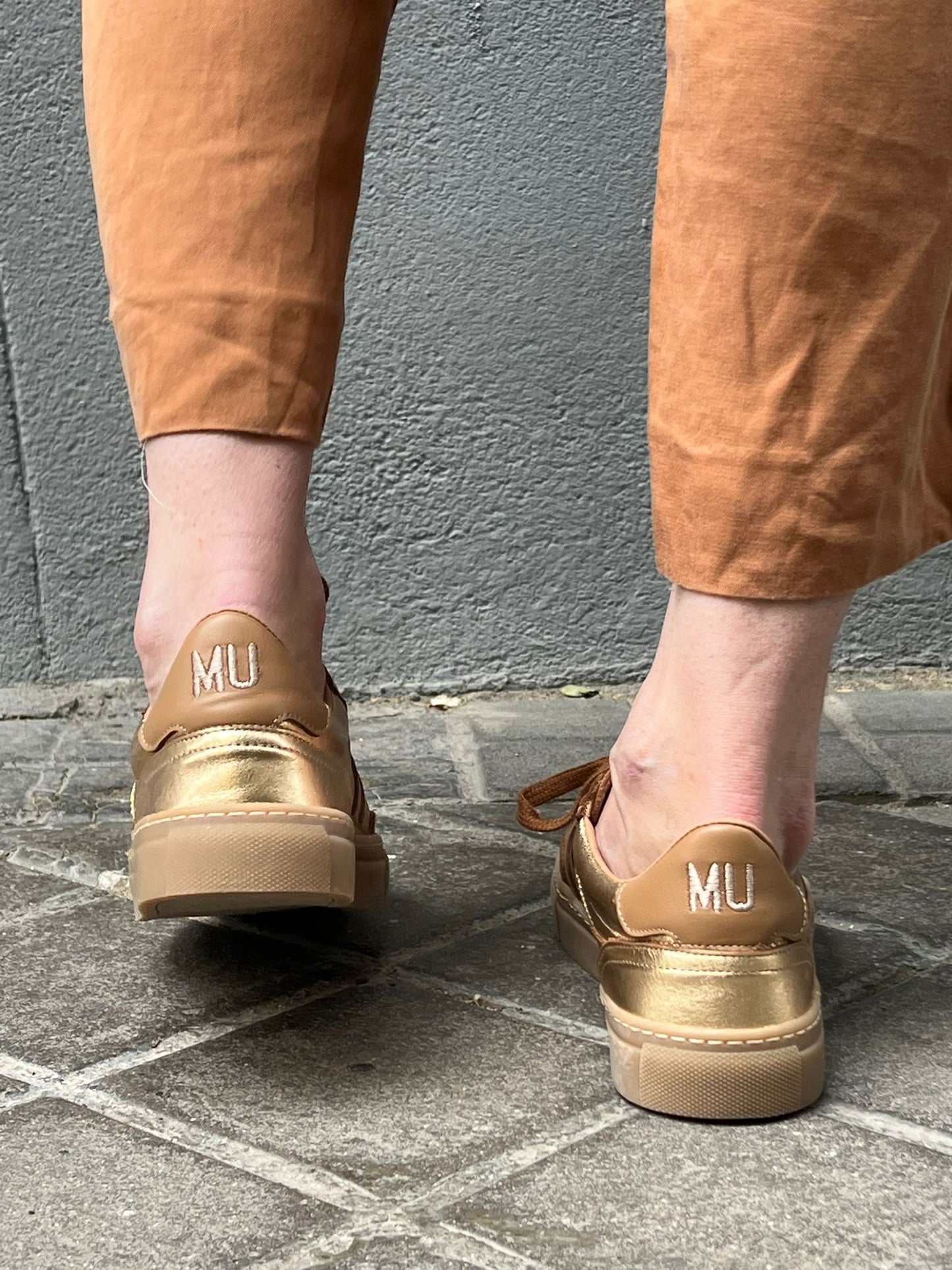 MU THE BRAND. Zapatillas Golden Edition. T 37