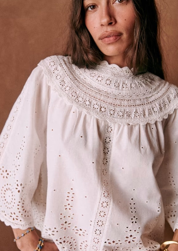 SÉZANE. Blusa blanca detalles bordados