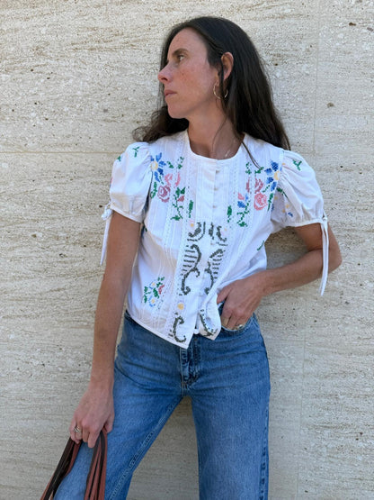 ANDION. Blusa blanca bordada a mano