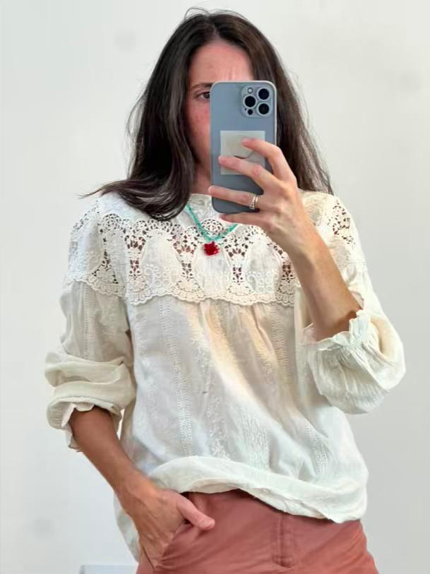 CARLOTA&CO. Blusa color crudo detalles bordados