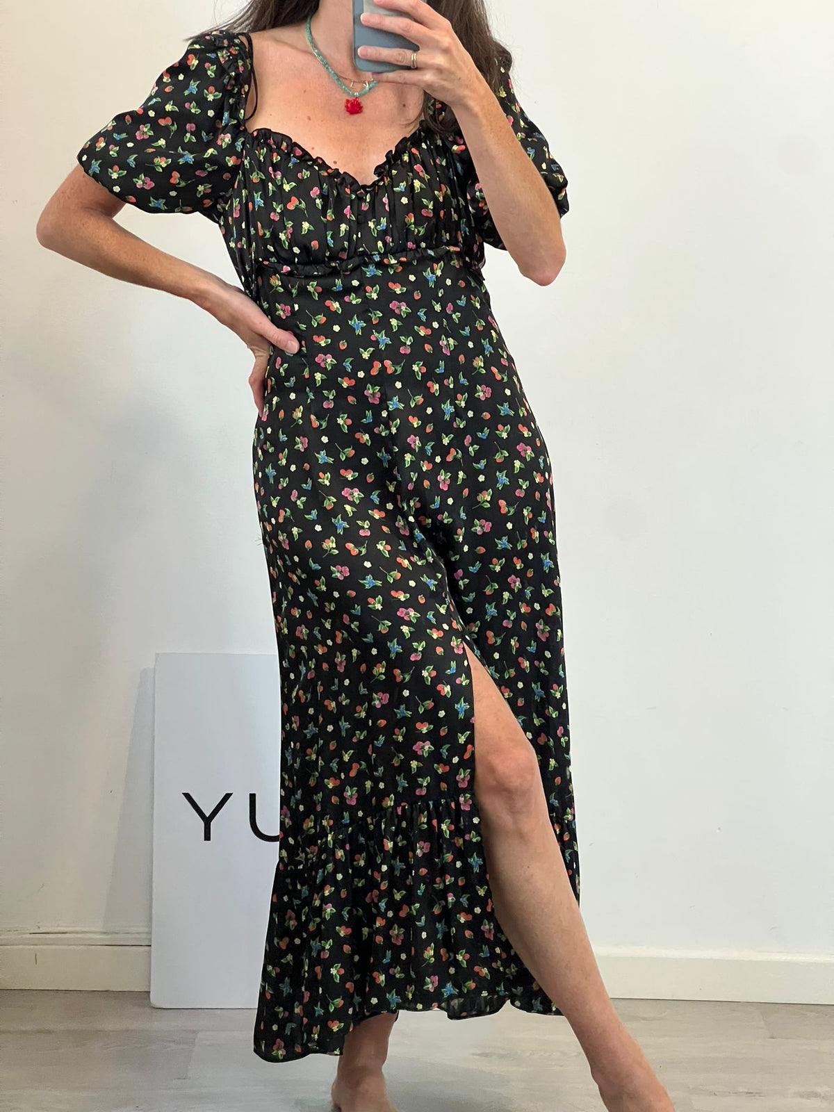 ZARA. Vestido negro fresas