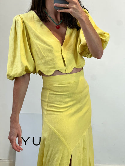 LAAGAM. Conjunto amarillo con lino