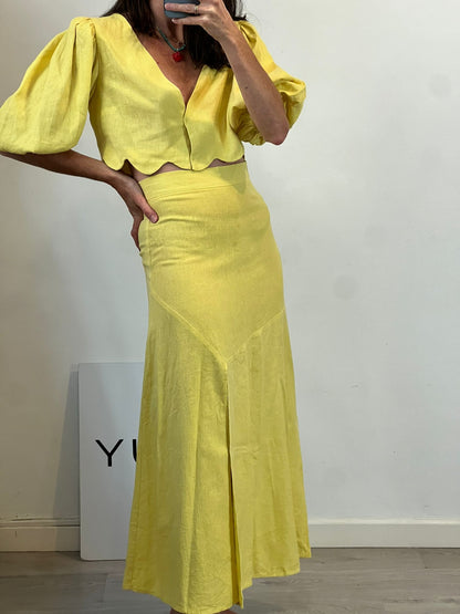 LAAGAM. Conjunto amarillo con lino