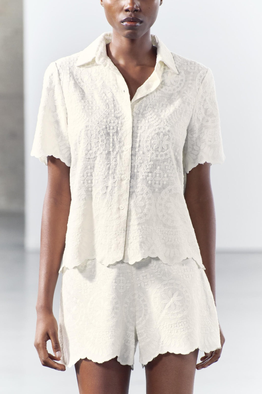 ZARA. Camisa bordados con lino