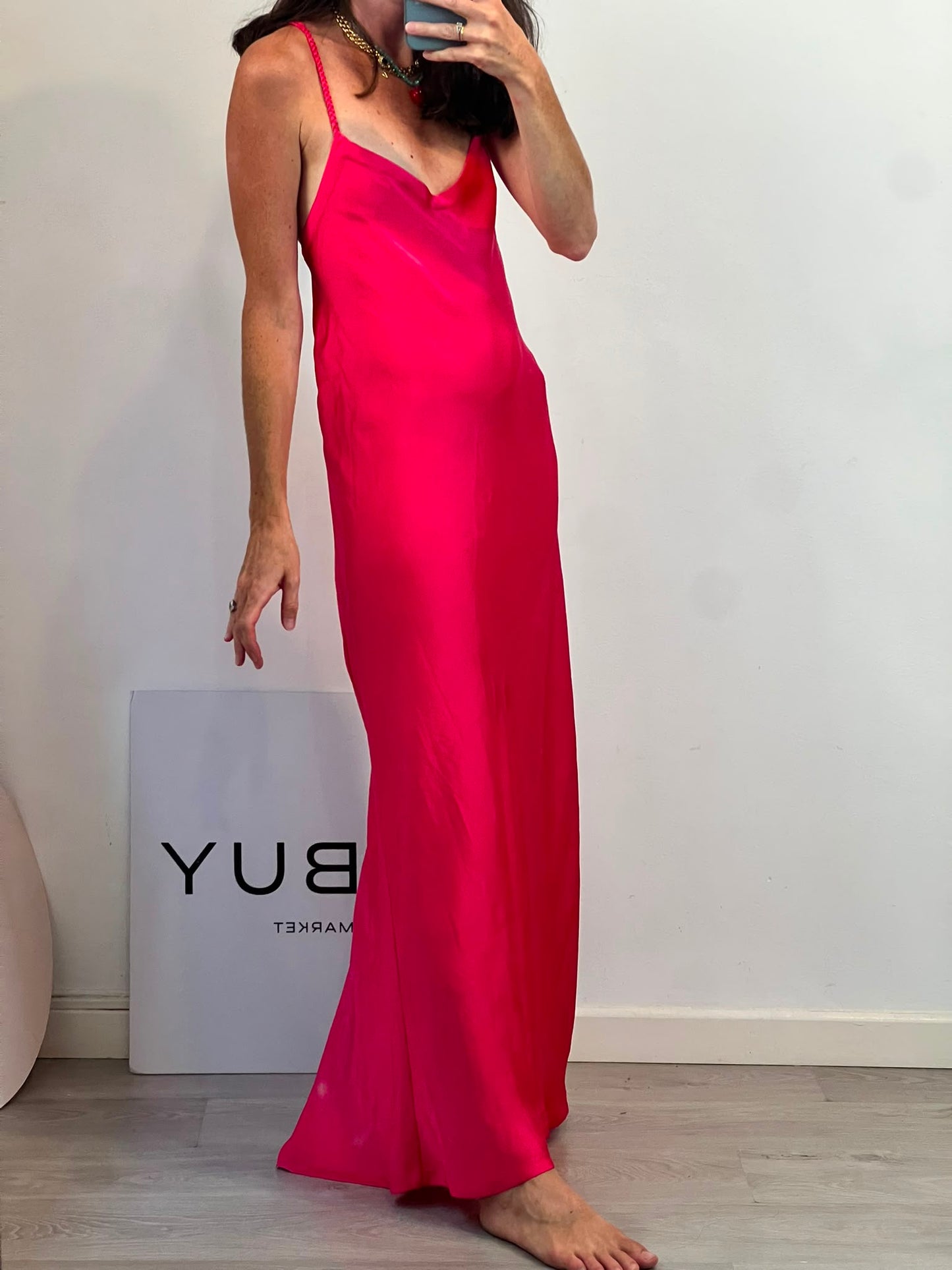 ENTRE HILO Y ALGODÓN. Vestido largo rosa satinado
