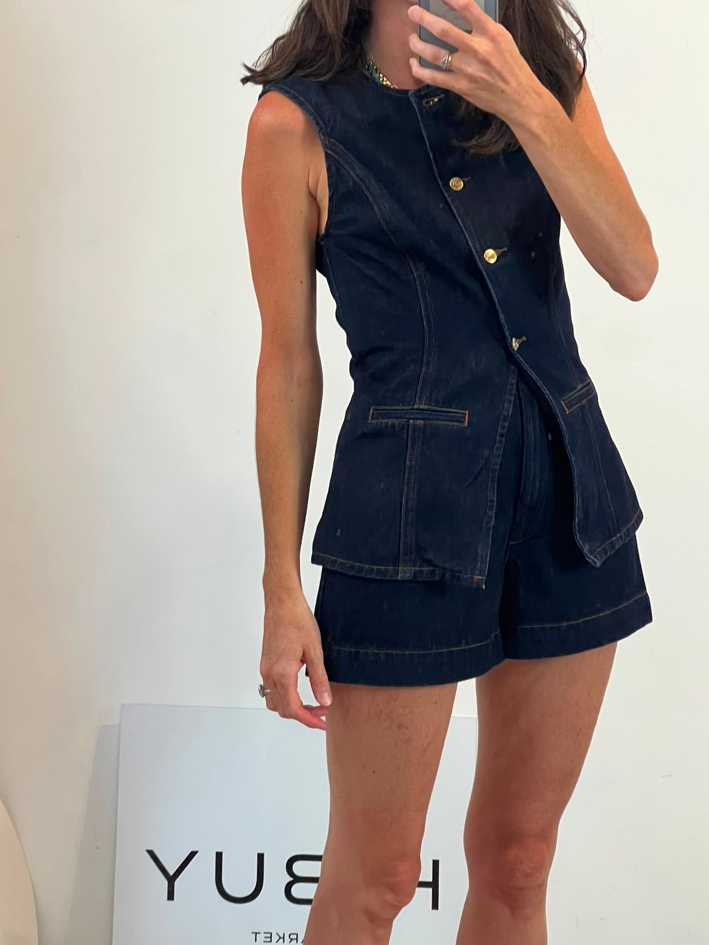 MESHKI . Conjunto denim chaleco y bermuda