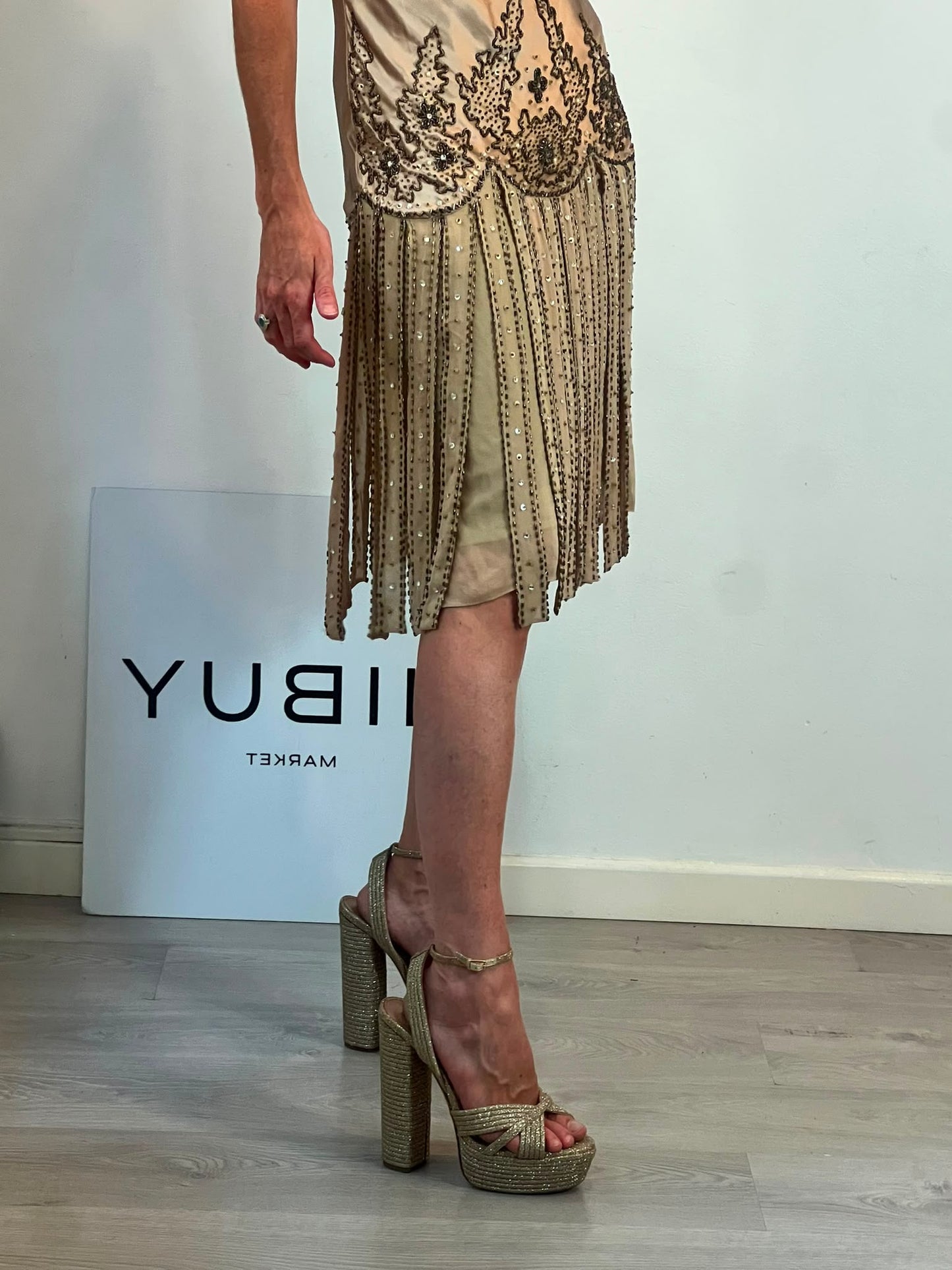 VERSACE Jeans Couture. Vestido de cóctel de seda beige con bordados
