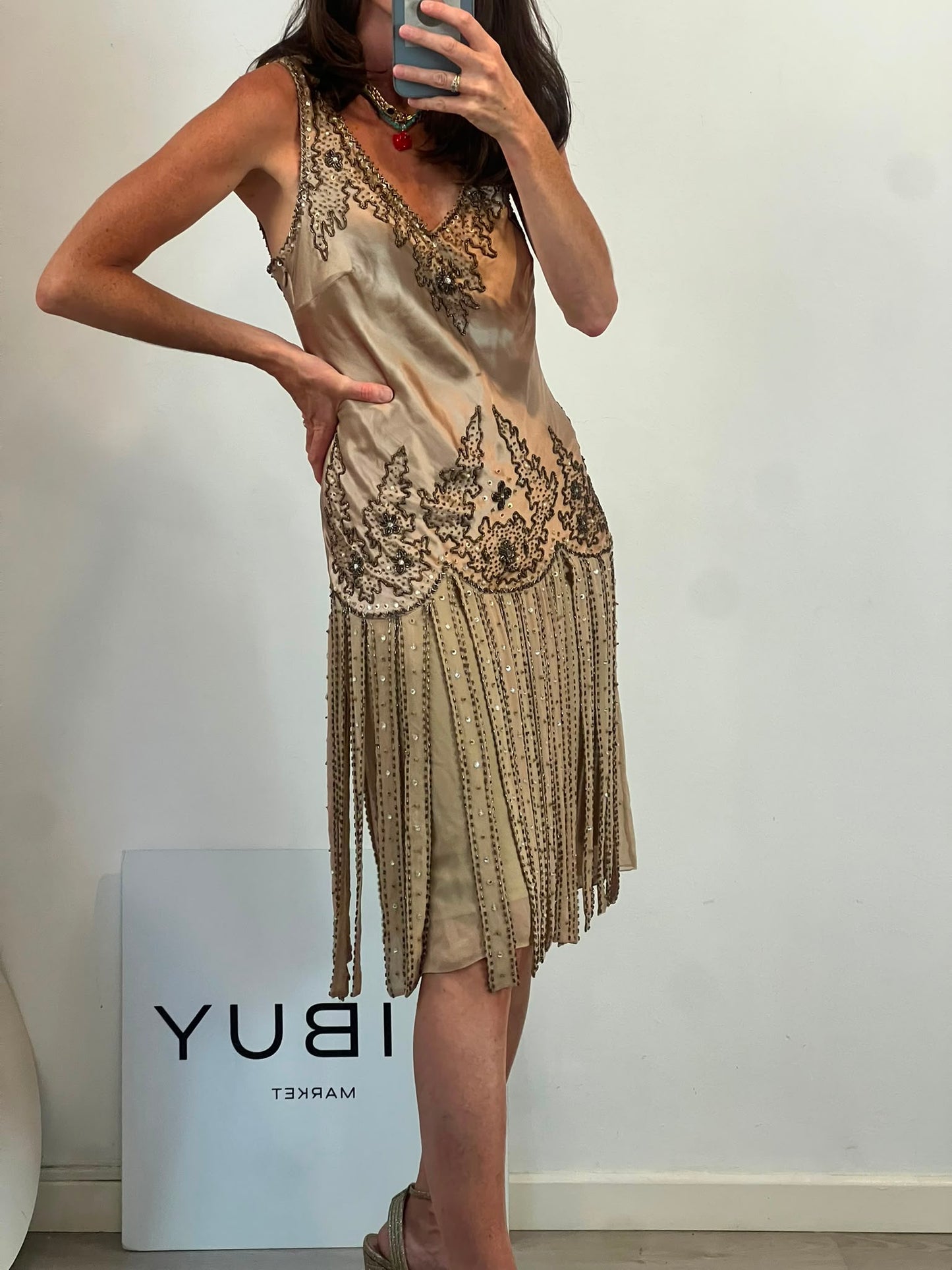 VERSACE Jeans Couture. Vestido de cóctel de seda beige con bordados