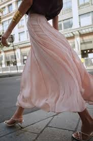 ZARA. Falda rosa claro vaporosa