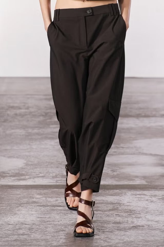 ZARA. Pantalón marrón pinzas detalle tobillo