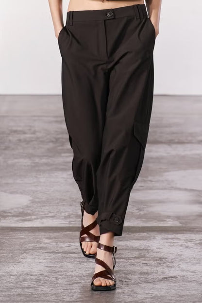 ZARA. Pantalón marrón pinzas detalle tobillo