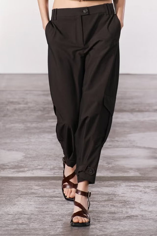 ZARA. Pantalón marrón pinzas detalle tobillo
