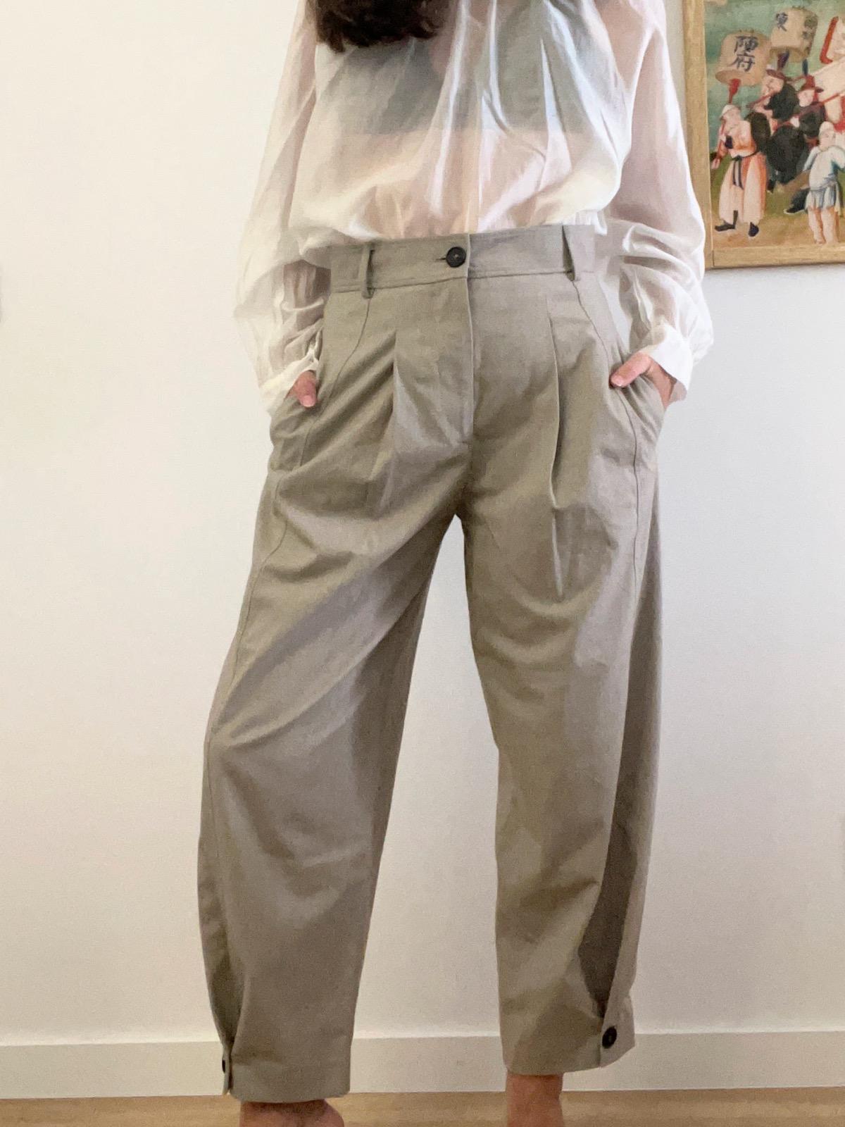 ZARA. Pantalón beige pinzas