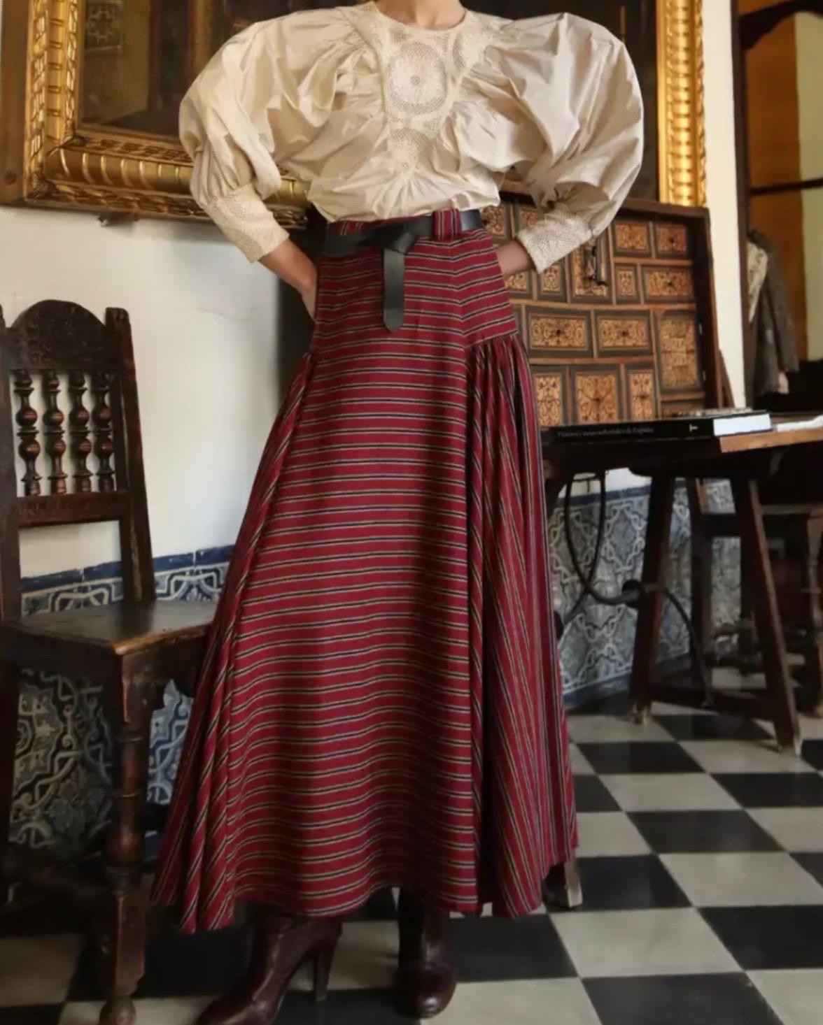 PANAMBI. Falda larga rayas lana