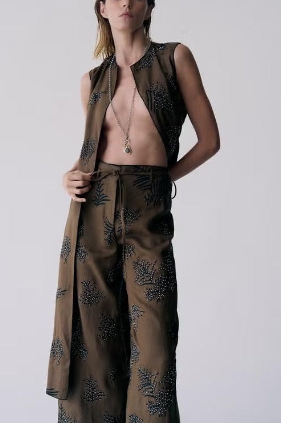 ZARA. Conjunto marrón bordado
