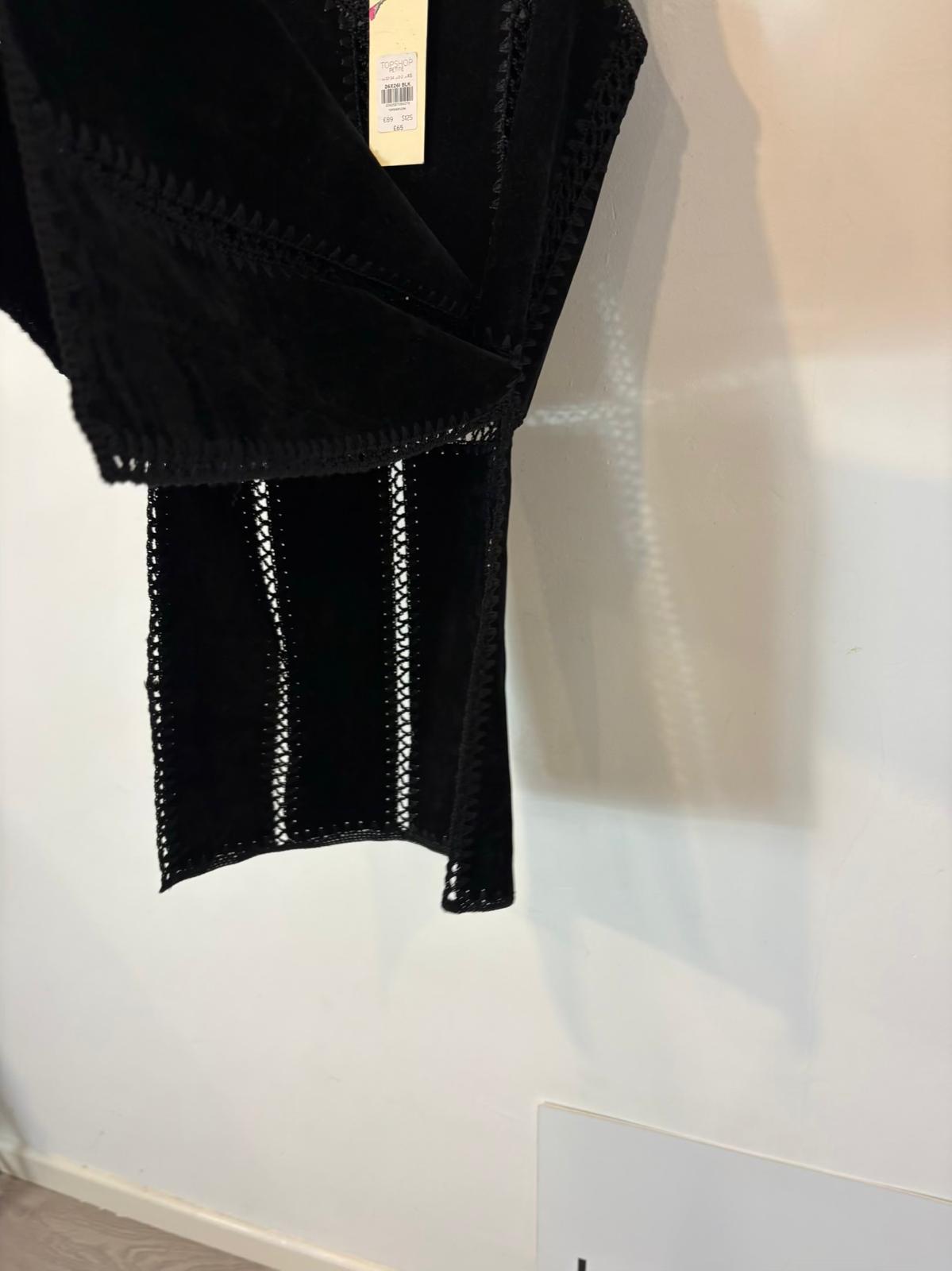 TOPSHOP. Top negro antelina y croché
