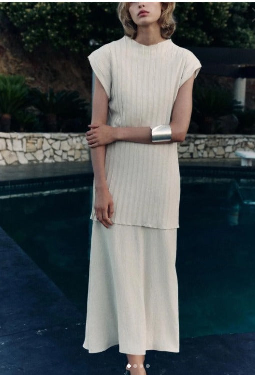 ZARA. Vestido midi plisado en crudo