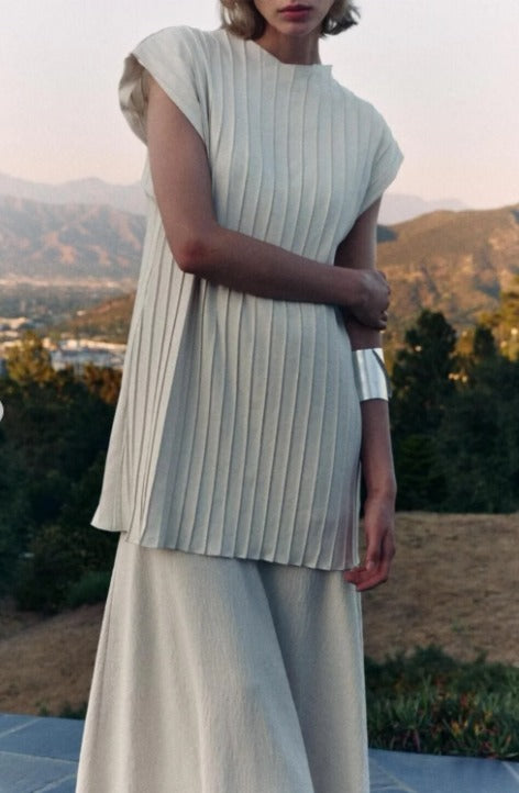 ZARA. Vestido midi plisado en crudo