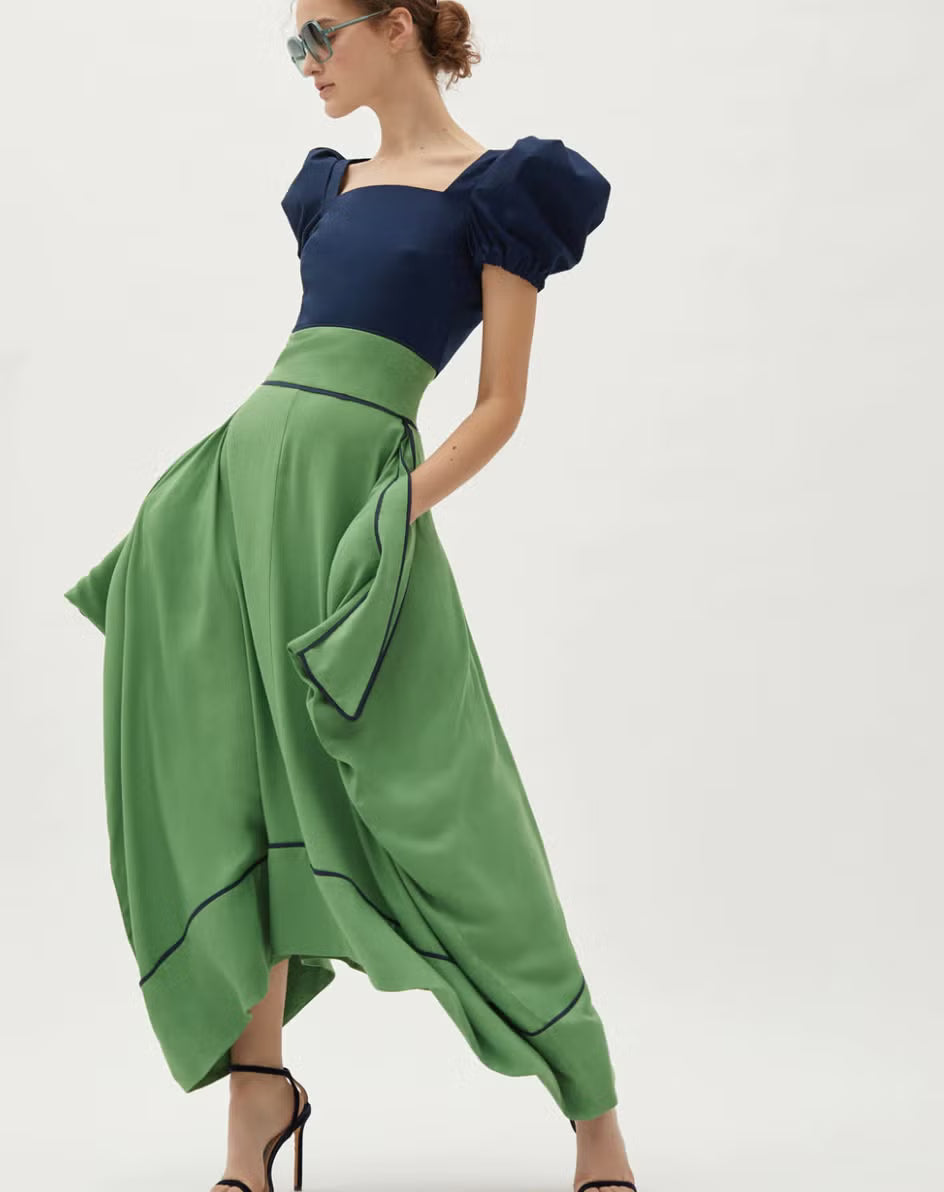 IQ COLLECTION. Falda midi verde asiemtrica