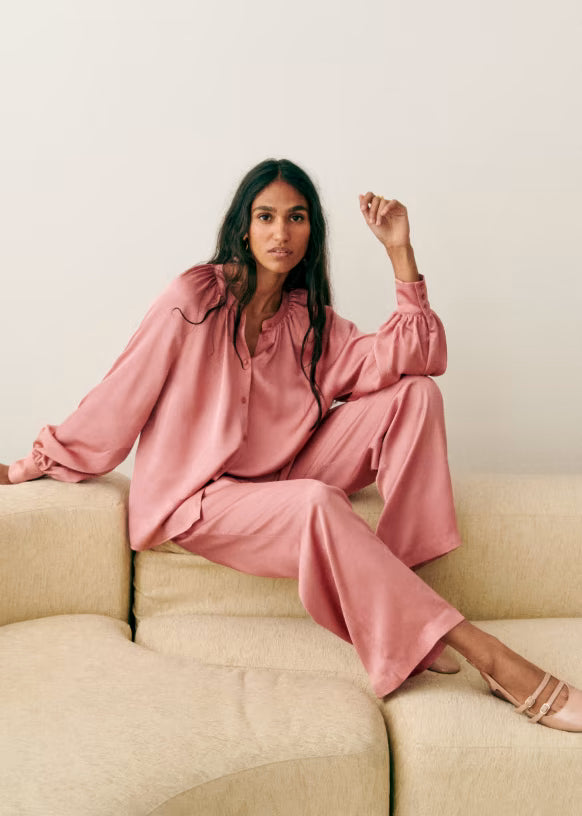 SÉZANE.Conjunto rosa satinado fluido