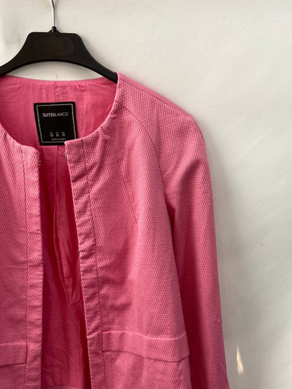 BLANCO. Chaqueta rosa textura. T M