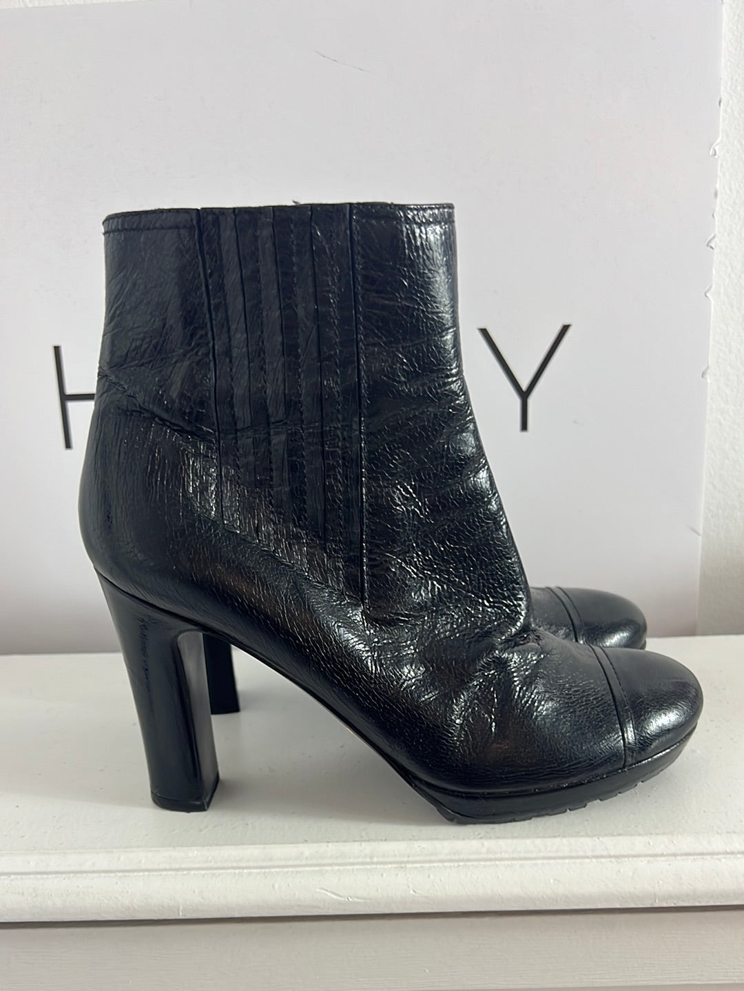 PRADA. Botines negros piel. T 37