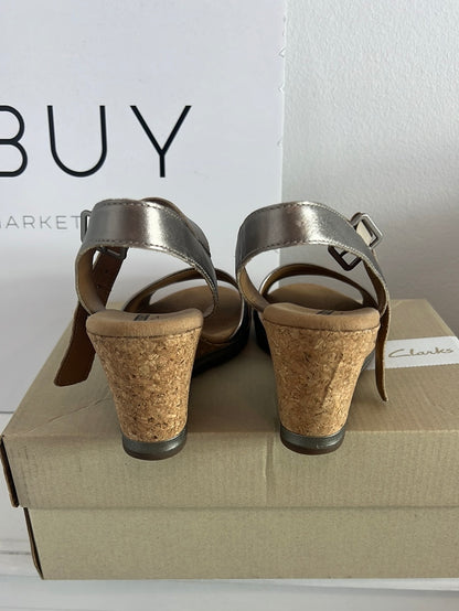 CLARKS. Cuñas plateadas. T 38