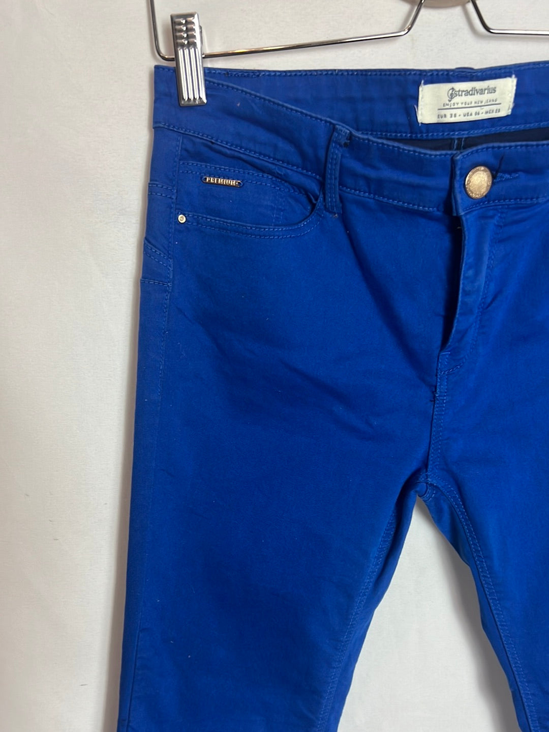 STRADIVARIUS. Klein blue denim pants T.38
