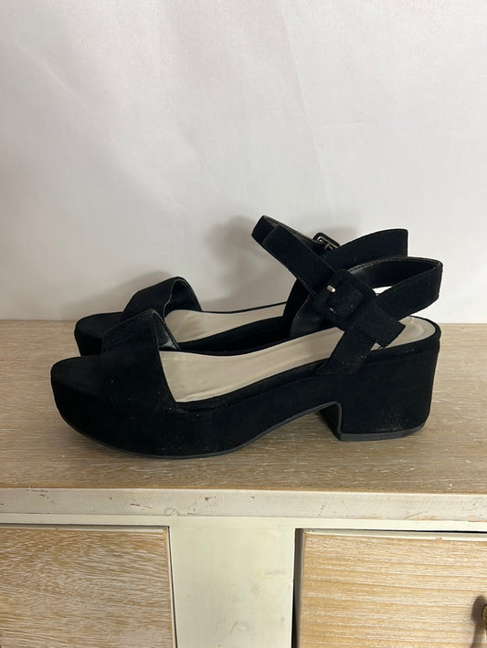 UNIT. Sandalia negra plataforma. T 37