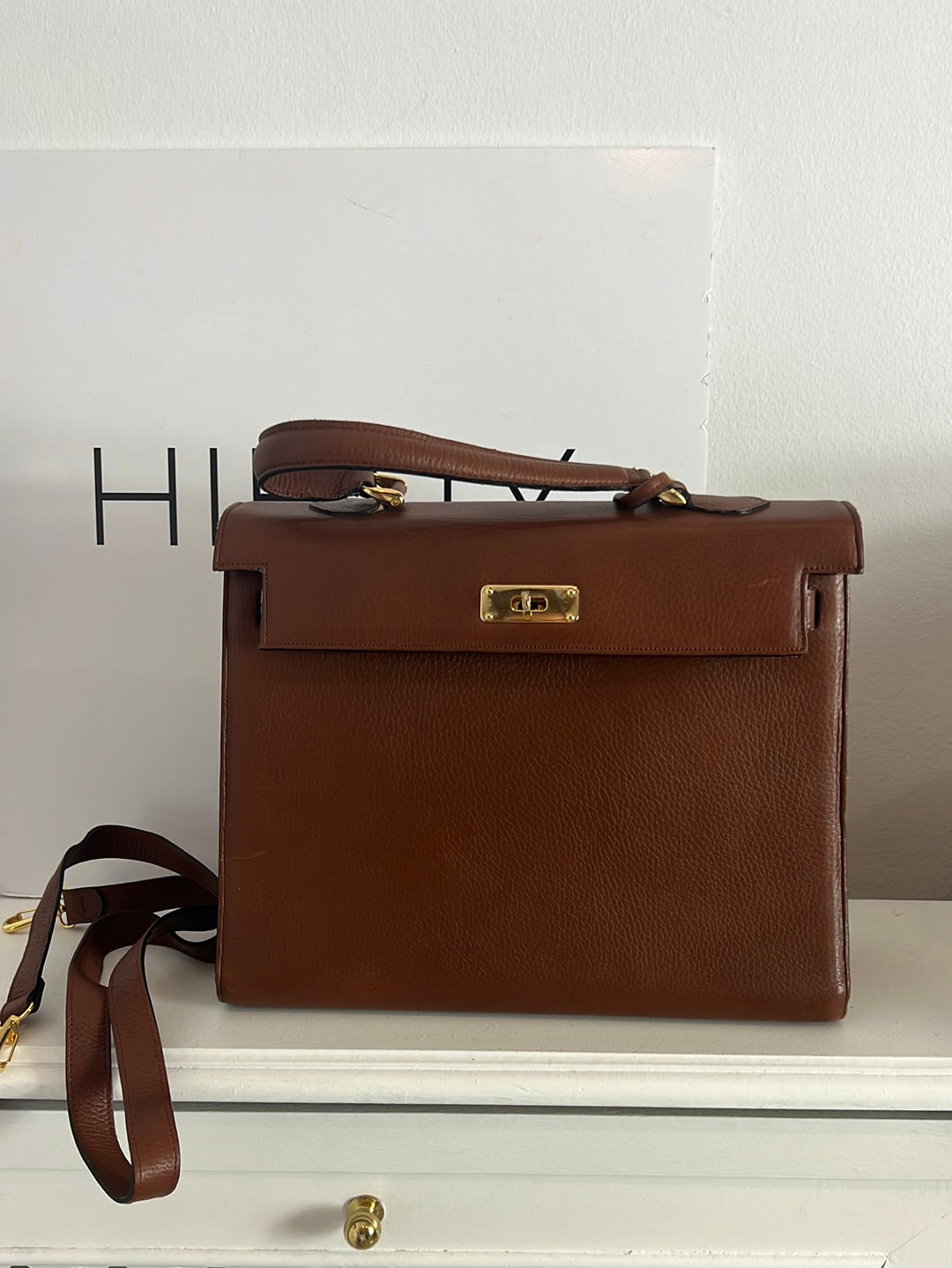 OTRAS. Bolso rígido marrón vintage.