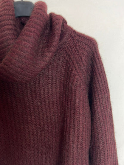 ZARA. Jersey burdeos cuello vuelto. T M