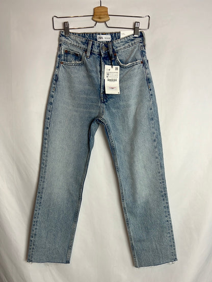 ZARA. Pantalón denim claro cropped. T 32