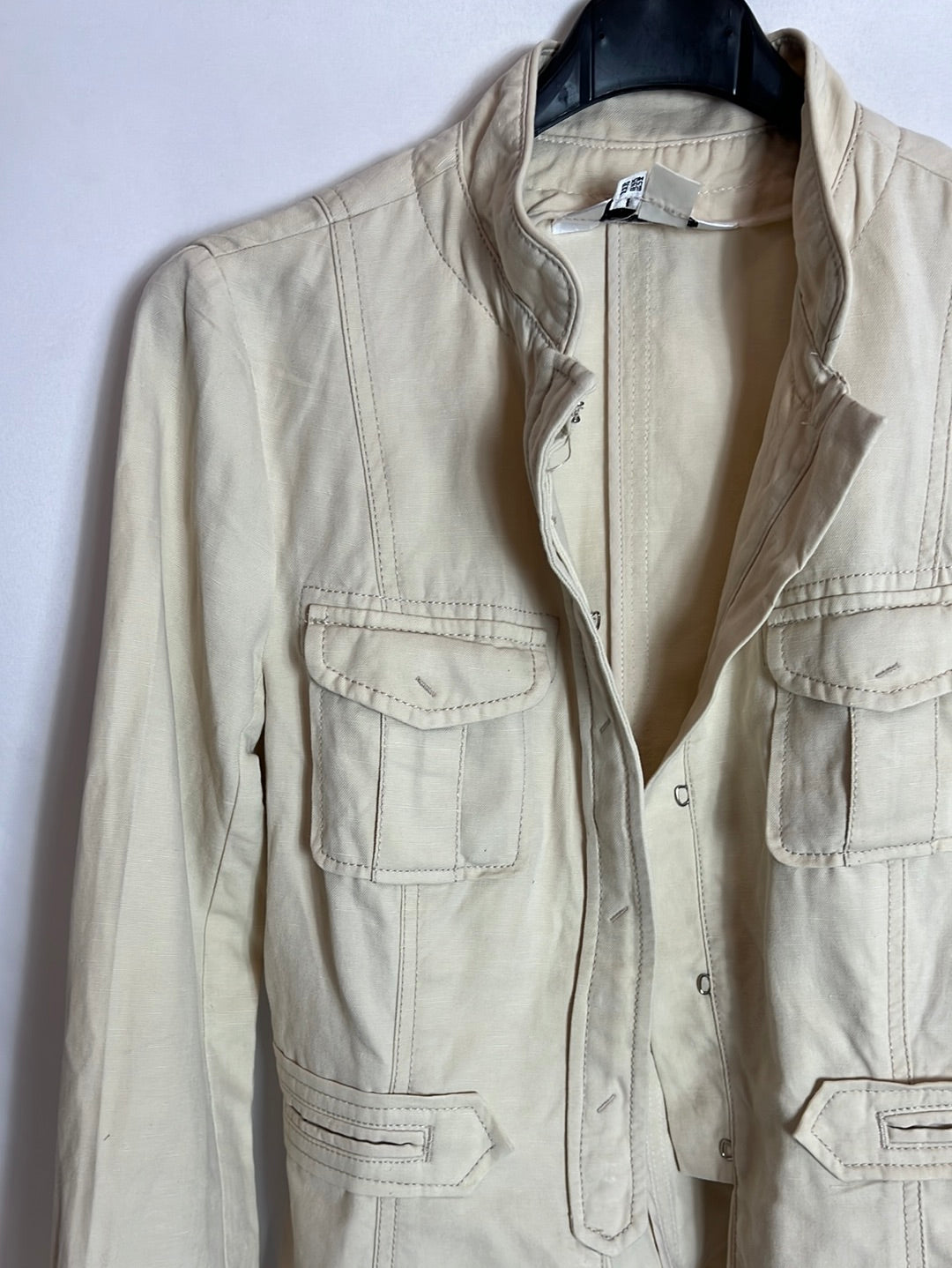 ZARA. Chaqueta beige corchetes. T XS