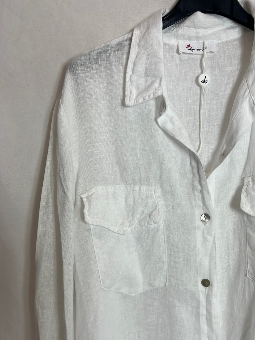 ALGO BONITO. Blusa lino blanco bolsillos. T M
