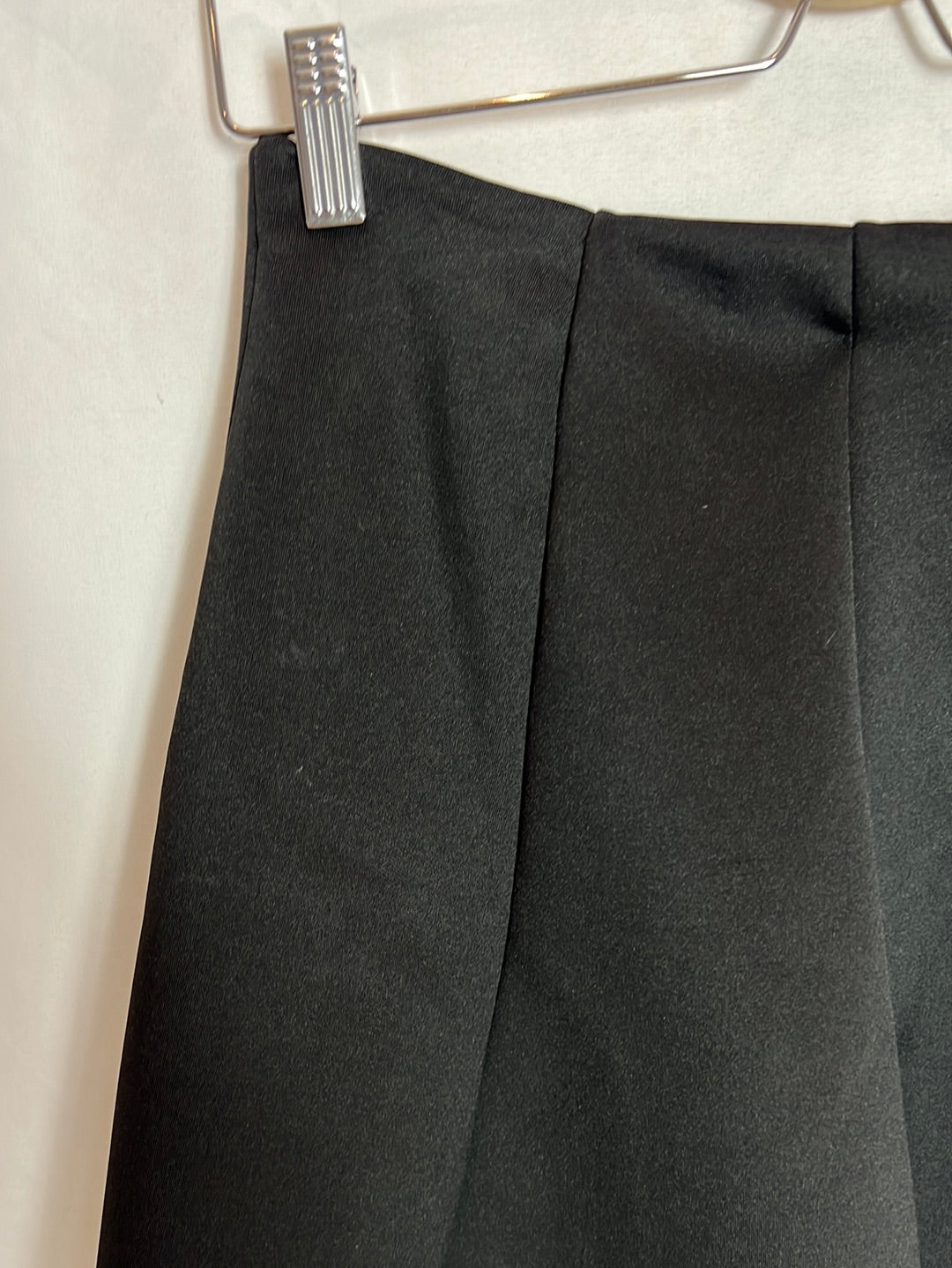 BERSHKA. Falda negra elástica T.l