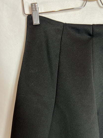BERSHKA. Falda negra elástica T.l
