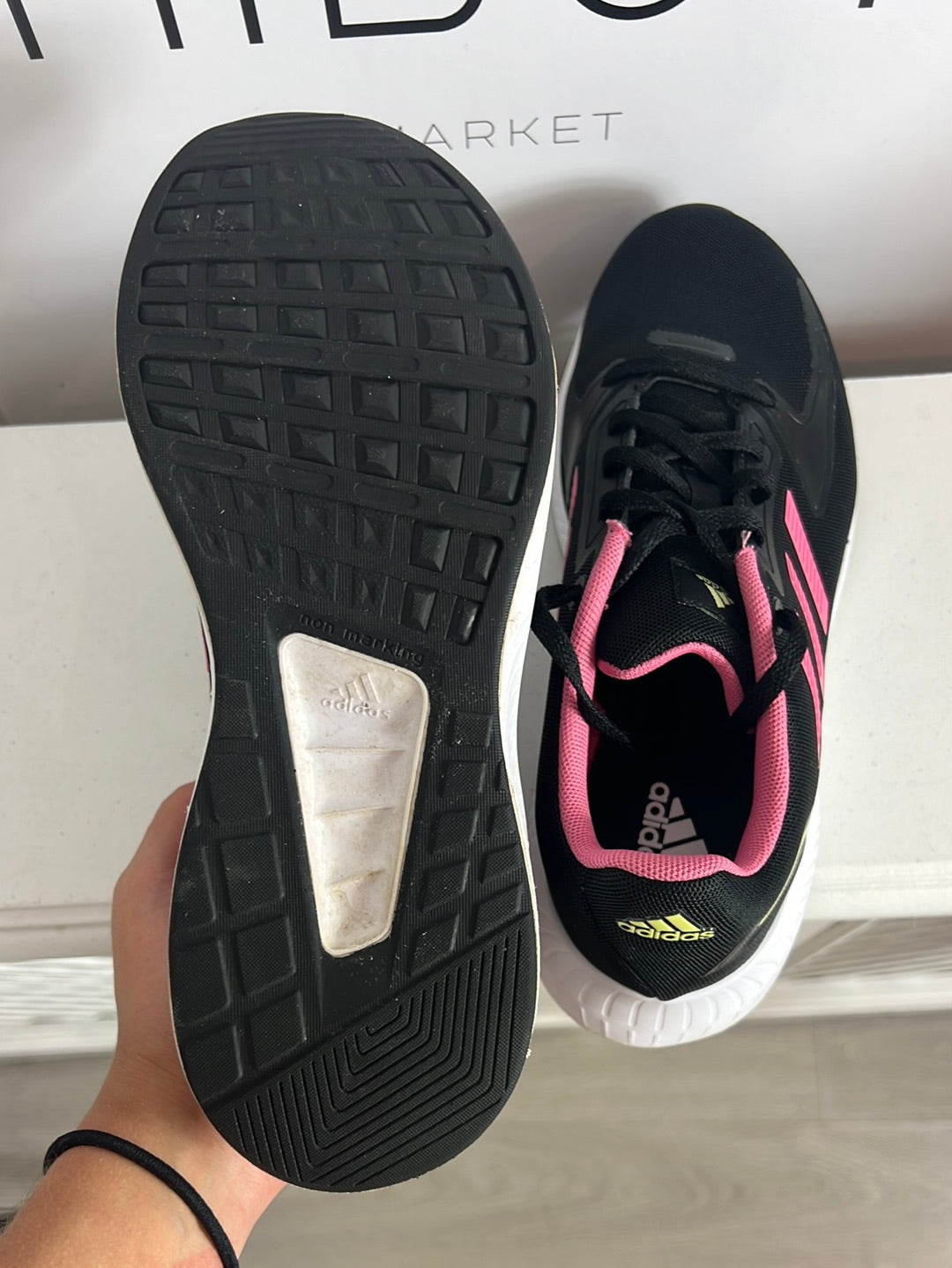 ADIDAS. Zapatillas negras detalles rosa T.39